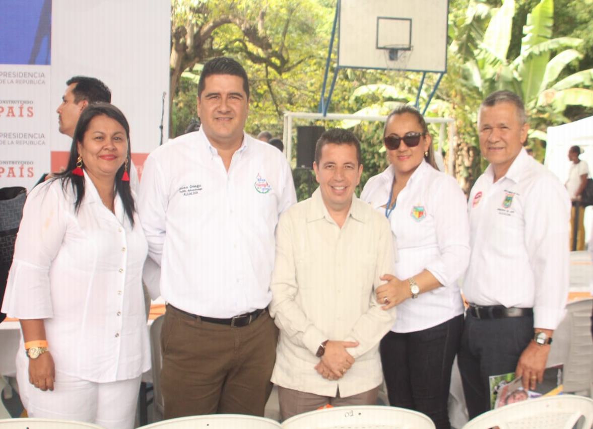 Alcaldesa del municipio de Colombia junto a los mandatarios municipales de  Elías, La Plata, Nátaga y Aipe.